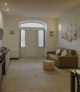 een woonkamer met een bank en een tafel bij Casadoria34 - Appartamento da 70 mq in Mola di Bari
