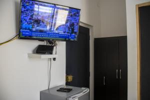 TV a/nebo společenská místnost v ubytování Plaza Mayor Lima