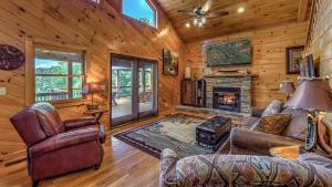 Una sala de estar con chimenea en una cabaña de troncos en Lake Vista Lodge, en Blue Ridge
