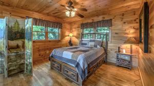 Un dormitorio con una cama en una cabaña de troncos en Lake Vista Lodge, en Blue Ridge