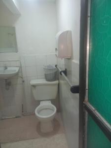 małą łazienkę z toaletą i umywalką w obiekcie hotel casa del conductor doña silvia w mieście Cartagena de Indias