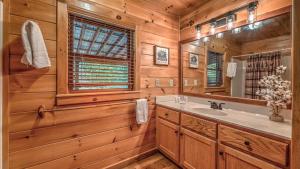 un baño con lavabo y espejo en Lake Vista Lodge, en Blue Ridge 51 fotos más