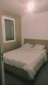 Säng eller sängar i ett rum på F4 - Duplex spacieux proche d'Orly