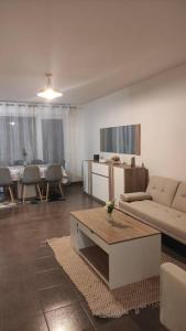 sala de estar con sofá y mesa en F4 - Duplex spacieux proche d'Orly en Athis-Mons