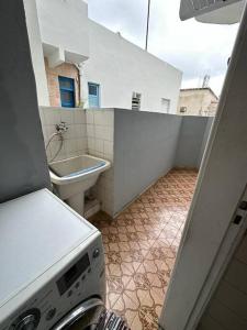 y baño con lavabo y lavadora. en COPABEACH, en Río de Janeiro