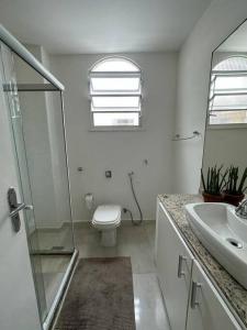ein Bad mit einer Dusche, einem WC und einem Waschbecken in der Unterkunft COPABEACH in Rio de Janeiro