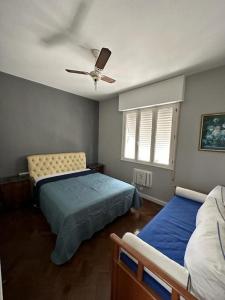 1 dormitorio con 2 camas y ventilador de techo en COPABEACH, en Río de Janeiro