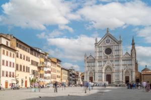 フィレンツェにあるPalazzo Firenze by Baglioni Hotels & Resortsの大聖堂前を歩く人々