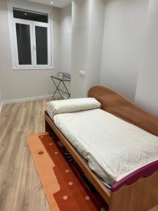 1 cama en una habitación con ventana en Apartamento Centro de Valladolid CB, en Valladolid