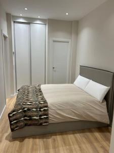 een slaapkamer met een bed met een deken erop bij Apartamento Centro de Valladolid CB in Valladolid