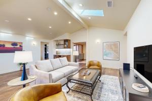 ein Wohnzimmer mit Sofa und Tisch in der Unterkunft Mountain View Haven in Elden Pueblo