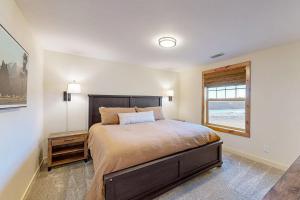 ein Schlafzimmer mit großem Bett und Fenster in der Unterkunft Mountain View Haven in Elden Pueblo