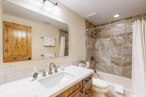 ein Badezimmer mit Waschbecken, Toilette und Dusche in der Unterkunft Mountain View Haven in Elden Pueblo + 38 Fotos