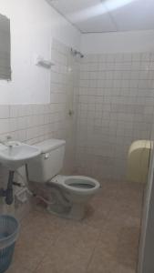 uma casa de banho com um WC e um lavatório em hotel casa del conductor doña silvia em Cartagena das Índias