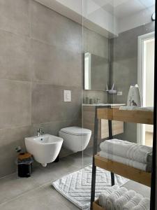 een badkamer met een wastafel, een toilet en een douche bij NOVA Sea View Apartments in Durrës