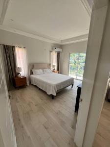 Ein Bett oder Betten in einem Zimmer der Unterkunft Modern condo close to Rodney Bay and Airport