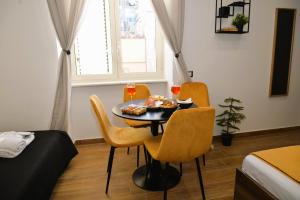 - une salle à manger avec une table et des chaises dans l'établissement BlackWoody Contemporary Rooms - Napoli Centro Storico, à Naples