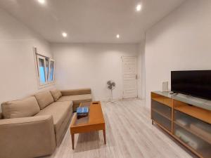 a living room with a couch and a flat screen tv at Céntrico apartamento in Santa Cruz de Tenerife