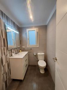 a bathroom with a toilet and a sink at Céntrico apartamento in Santa Cruz de Tenerife