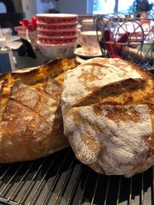 due pagnotte di pane su una griglia di Dejligt Tinyhouse i Gilleleje a Gilleleje