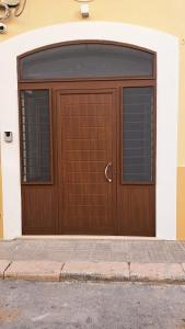 una puerta de madera de garaje en una casa en Casadoria34 - Appartamento da 70 mq, en Mola di Bari