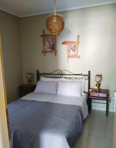 um quarto com uma cama com um edredão azul em Iris Deluxe 4 em Kavala