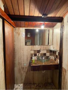uma casa de banho com um lavatório e um espelho em Chalé Ouro Verde em Angra dos Reis