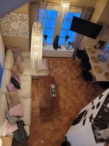 an overhead view of a living room with a couch at Villa Onnela Ämttöö in Pori