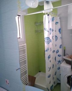 uma casa de banho com chuveiro e cortina de chuveiro em Iris Deluxe 4 em Kavala