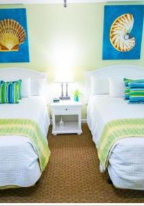 1 dormitorio con 2 camas y mesa con lámpara en 1BR Deluxe Grand Palms Resort Free Shuttle service, en Myrtle Beach