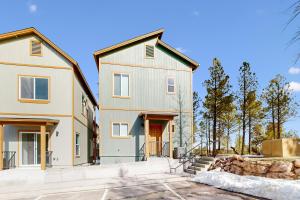 una casa grande con un blanco en Ponderosa Peaks Retreat, en Flagstaff
