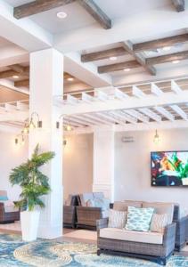 sala de estar con techos blancos y sofá en 1BR Deluxe Grand Palms Resort Free Shuttle service, en Myrtle Beach