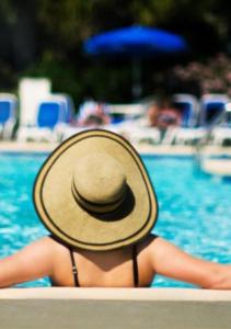 una persona con sombrero en una piscina en 1BR Deluxe Grand Palms Resort Free Shuttle service, en Myrtle Beach