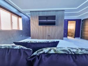 1 dormitorio con 2 camas y TV de pantalla plana en Luxury City Stay: 2-BR Penthouse en Wolverhampton