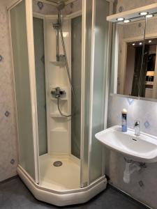 a bathroom with a shower and a sink at Villa på landet i Kulltorp in Kulltorp