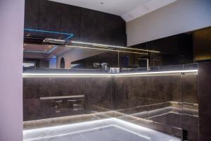 Et badeværelse på Luxury City Stay: 2-BR Penthouse