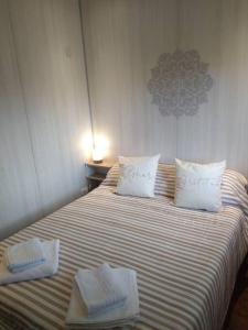 1 dormitorio con 1 cama con toallas en Casa Cosmos, Apart para parejas en Las Rabonas