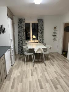 Kuchyň nebo kuchyňský kout v ubytování Villa på landet i Kulltorp