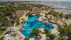Výhľad na bazén v ubytovaní Bahia Principe Luxury Akumal - All Inclusive alebo v jeho blízkosti