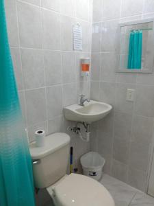y baño con aseo y lavamanos. en Habitación privada a 8 minutos del Aeropuerto Tocumen, en Tapia Número Dos