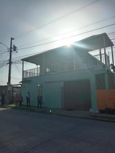 Habitación privada a 8 minutos del Aeropuerto Tocumen في Tapia Número Dos: مجموعة أشخاص واقفين أمام مبنى