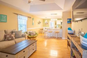 Χώρος καθιστικού στο Dogs Allowed - Private Home with hot tub and fire pit +32 φωτογραφίες