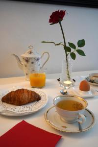 una mesa con una taza de té y un plato de comida en My Comfort en Treviso
