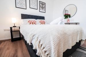 sypialnia z dużym białym łóżkiem z poduszkami w obiekcie Fantastic 2 Bed 2nd Floor Flat w mieście Reading