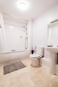 biała łazienka z toaletą i umywalką w obiekcie Fantastic 2 Bed 2nd Floor Flat w mieście Reading