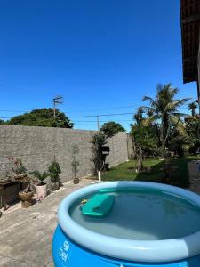 uma banheira azul com um barco no quintal em Casa em frente a praia em Vila Velha