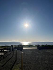 una vista del sol saliendo sobre el océano en The Powfoot Hotel, Annan en Annan