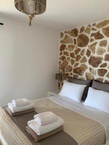 Кровать или кровати в номере Marikos House, Pyrgaki Alyko Naxos