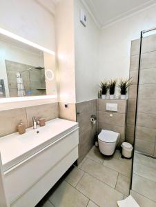 Ένα μπάνιο στο Royal Suite, 50 meters to Beach, 10th Floor, Panoramic View, Parking, Active & Spa
