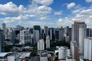 widok na miasto z wysokimi budynkami w obiekcie Apartamento Vila Olímpia. w São Paulo